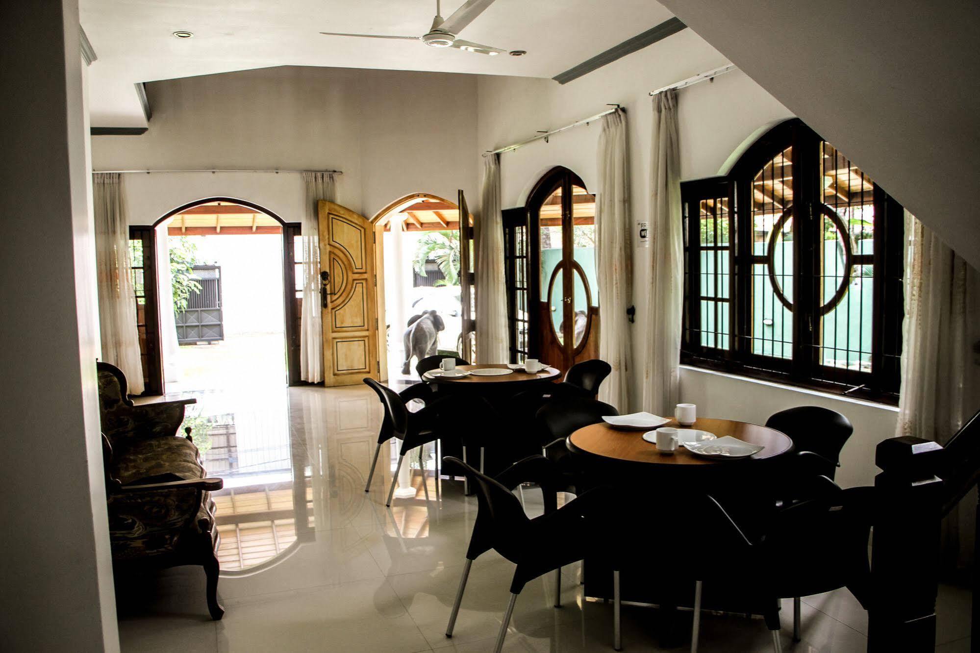 Flipflop Hostel Negombo Bagian luar foto